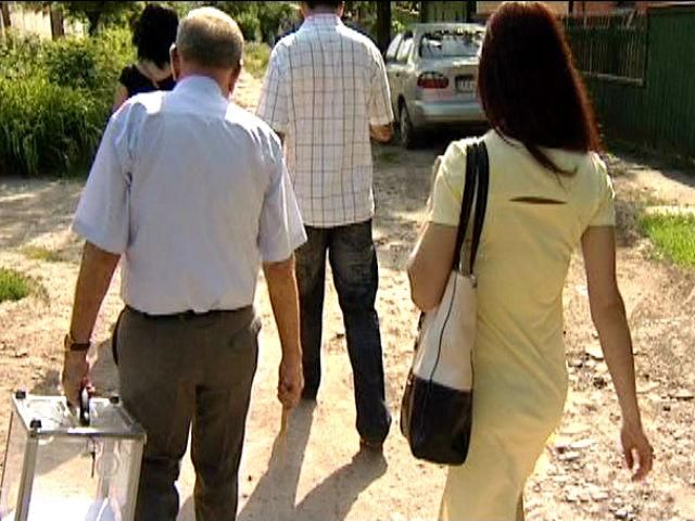 Избиратели, которые не могут прийти на участки, активно голосуют дома