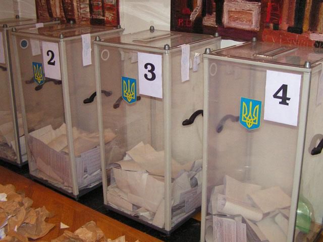 Майже 900 українців проголосували за президента у Москві