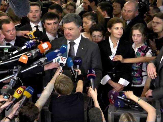 VIP-избиратели. Первые лица государства отстояли длинные очереди - проголосовать "за перемены" VIP-избиратели. Первые лица государства отстояли длинные очереди - проголосовать "за перемены"