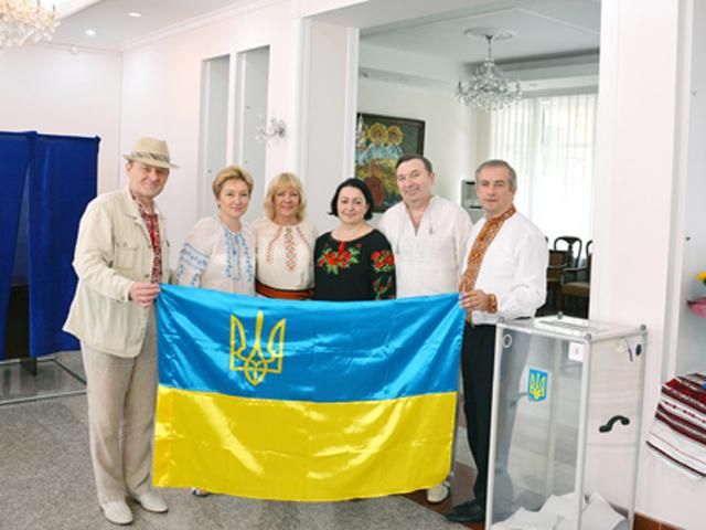 Как украинцы выбирали президента в 75 странах мира (Фото) Как украинцы выбирали президента в 75 странах мира (Фото)