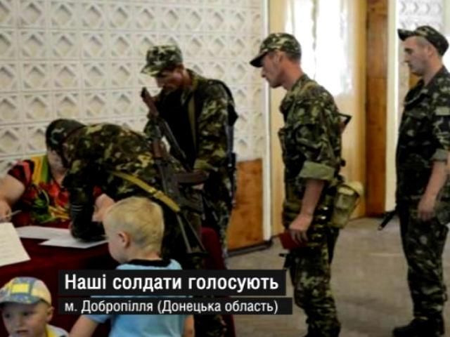 Выборы в фото: самые яркие кадры из избирательных участков