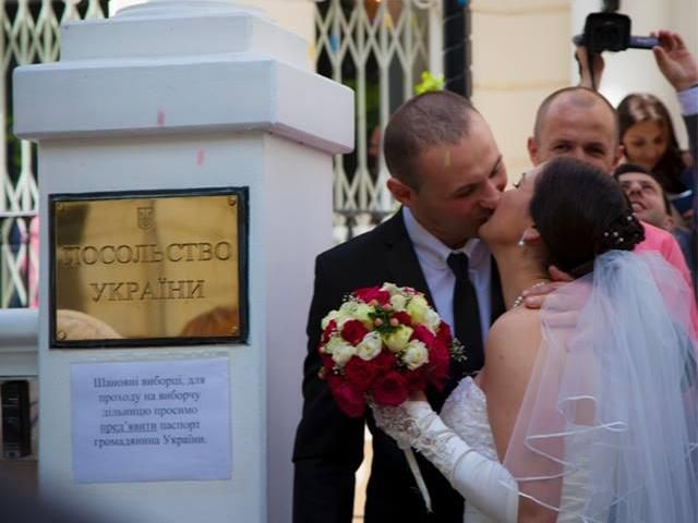 У Лондоні на виборчій дільниці українці "зіграли" весілля (Фото) У Лондоні на виборчій дільниці українці "зіграли" весілля (Фото)