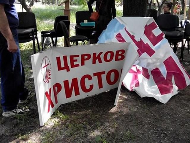 Бойовики "ДНР" захопили протестантську церкву в Горлівці (Фото) Бойовики "ДНР" захопили протестантську церкву в Горлівці (Фото)