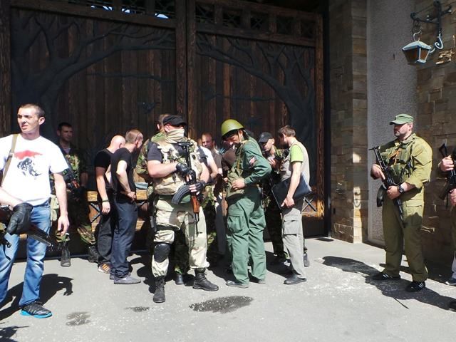 В Донецке стрельба вблизи областного военкомата