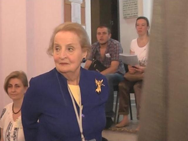 Українці показали усьому світові, що вони вірні принципам суверенітету, – Олбрайт Українці показали усьому світові, що вони вірні принципам суверенітету, – Олбрайт