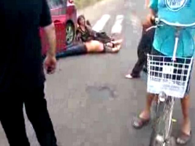 В Луганской области боевики расстреляли 4 автомобиля: есть жертвы (Видео 18+) В Луганской области боевики расстреляли 4 автомобиля: есть жертвы (Видео 18+)