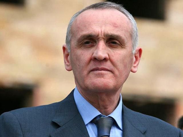 Після штурму АП глава Абхазії погодився на відставку уряду (Фото) Після штурму АП глава Абхазії погодився на відставку уряду (Фото)