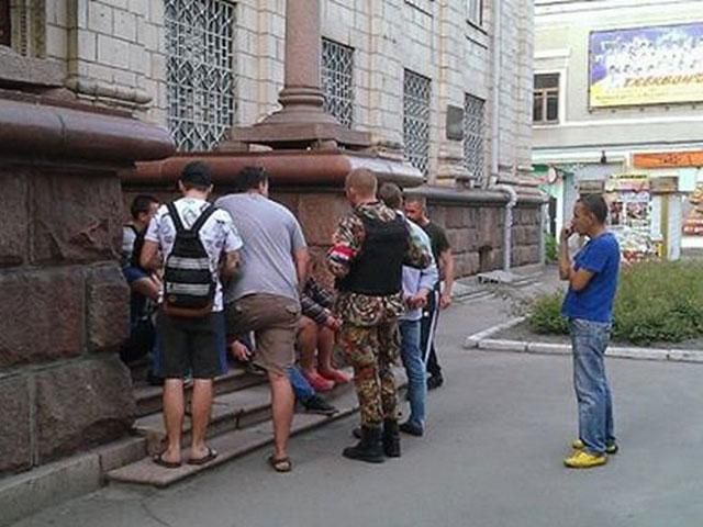 В Житомире неизвестные взяли в заложники 20 активистов "Правого сектора", — СМИ В Житомире неизвестные взяли в заложники 20 активистов "Правого сектора", — СМИ