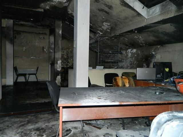 В Одесі підпалили штаб “Свободи” із двома людьми всередині (Фото) В Одесі підпалили штаб “Свободи” із двома людьми всередині (Фото)