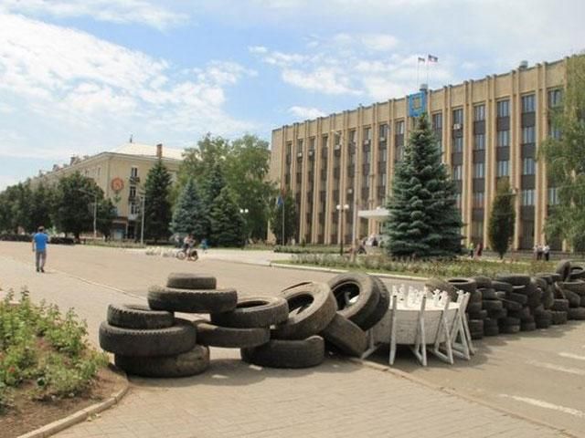 В Артемовске и Харцызске разобрали баррикады В Артемовске и Харцызске разобрали баррикады