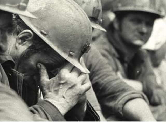 Донецкие горняки вышли на митинг против действий украинских силовиков, — СМИ Донецкие горняки вышли на митинг против действий украинских силовиков, — СМИ