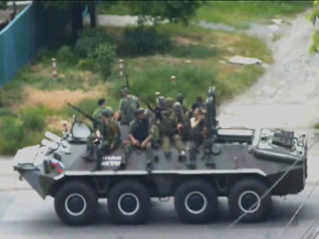 БТРы и боевики разъезжают по центру Донецка (Видео)