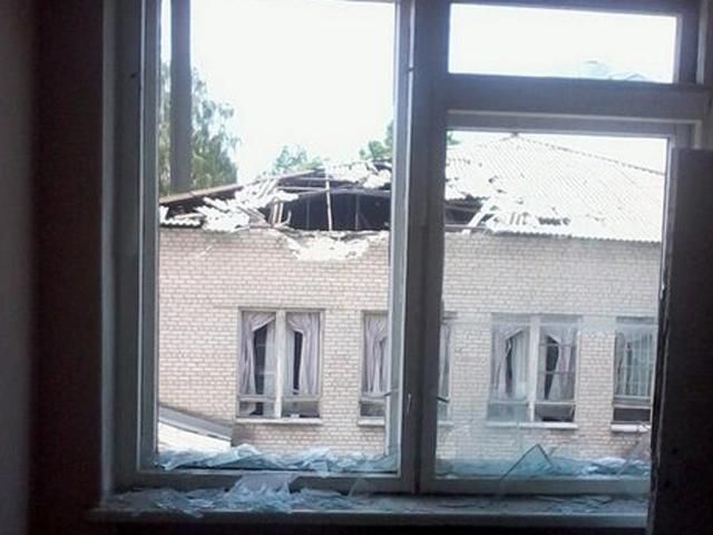 В Славянске террористы обстреляли школу, ранили ребенка (Фото. Видео)