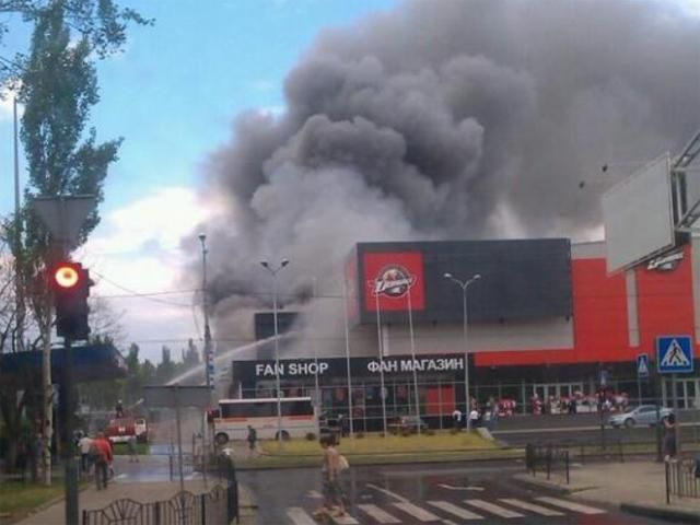 У донецькому палаці спорту — попелище (Відео) У донецькому палаці спорту — попелище (Відео)