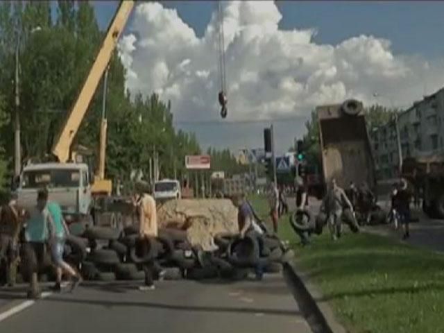 Терористичний Донецьк: Бойовики звозять військову техніку та будують блокпости 