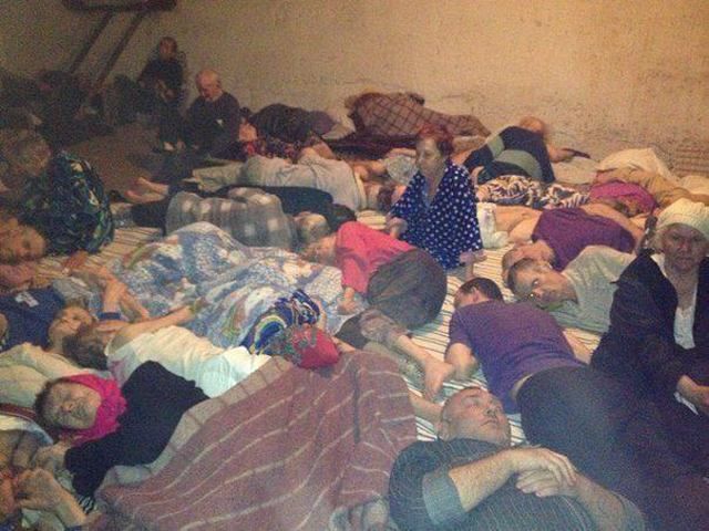 Фото дня: В Славянске люди прячутся в подвалах и погребах Фото дня: В Славянске люди прячутся в подвалах и погребах