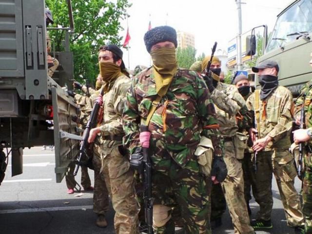 Возле Донецкой ОГА — скопление людей в военной форме