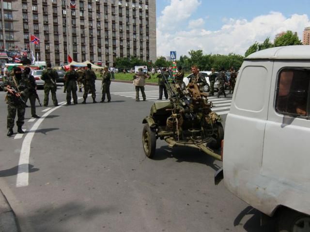 Террористы с военной техникой окружили Донецкую ОГА (Видео)