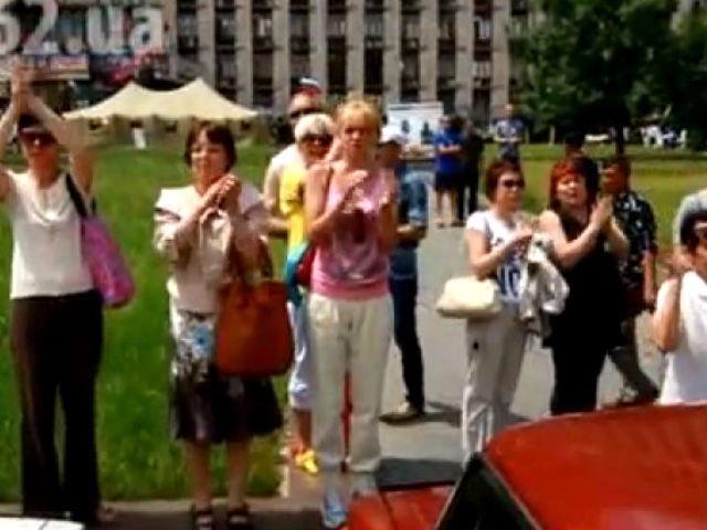Террористы из России окружили донецкую ОГА, перед входом поставили зенитку (Видео)