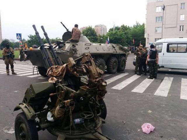 Люди у формі без пояснень розбирають барикади біля Донецької ОДА, — міськрада (Фото)