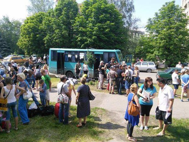 Фото дня: Детей эвакуируют из Славянска