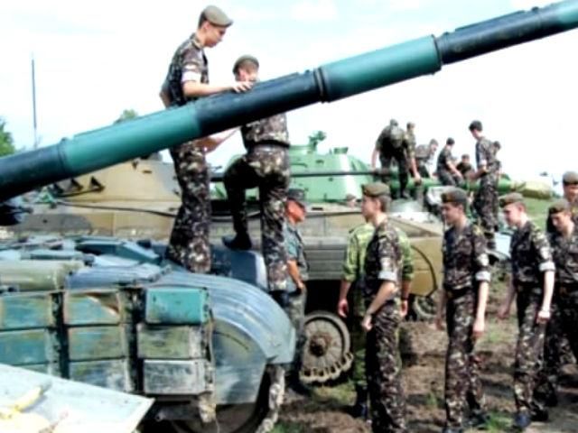 Найяскравіші кадри дня: парад єдності на Сумщині, в Рівному кадети знайомились з військовими Найяскравіші кадри дня: парад єдності на Сумщині, в Рівному кадети знайомились з військовими