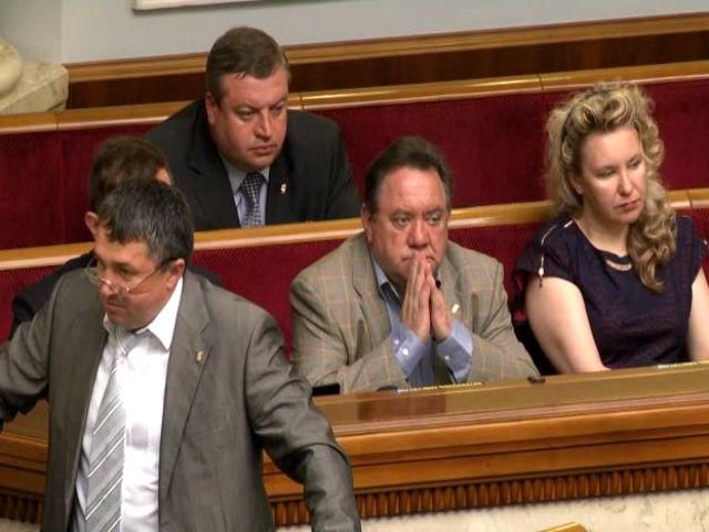 Парламент не поспішають розпускати. Депутати кажуть: вибори - тільки після нового закону Парламент не поспішають розпускати. Депутати кажуть: вибори - тільки після нового закону