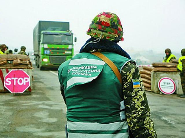 Пограничники задержали 2 микроавтобуса с оружием из России (Фото)
