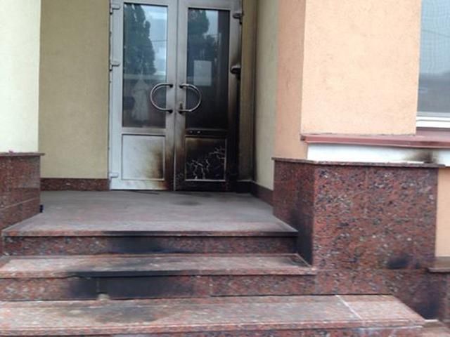 У Києві офіс "Русского радио" закидали "коктейлями Молотова" У Києві офіс "Русского радио" закидали "коктейлями Молотова"