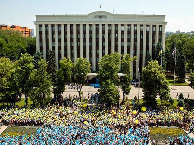 Фото дня: Флаг из 5 тысяч воздушных шариков в небе Днепропетровска