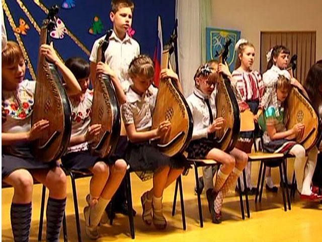 У Сімферополі на останній дзвоник учні прийшли з жовто-блакитною символікою У Сімферополі на останній дзвоник учні прийшли з жовто-блакитною символікою