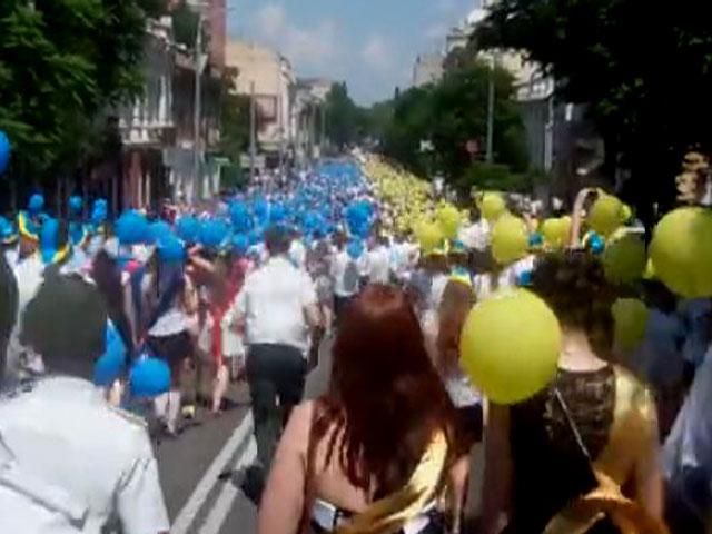 Днепропетровские выпускники подняли в небо украинский флаг Днепропетровские выпускники подняли в небо украинский флаг