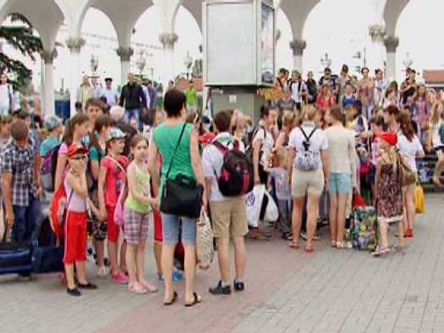 Більше двохсот евакуйованих дітей зі Слов'янська розмістили у Форосі Більше двохсот евакуйованих дітей зі Слов'янська розмістили у Форосі