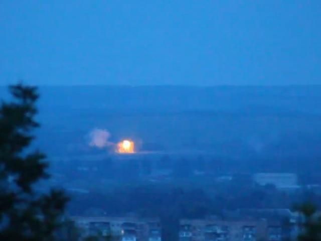 Стрілянина у Слов'янську триває (Відео) Стрілянина у Слов'янську триває (Відео)