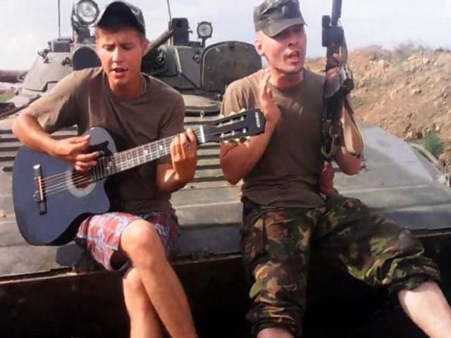  Солдаты на востоке Украины поднимают боевой дух песнями