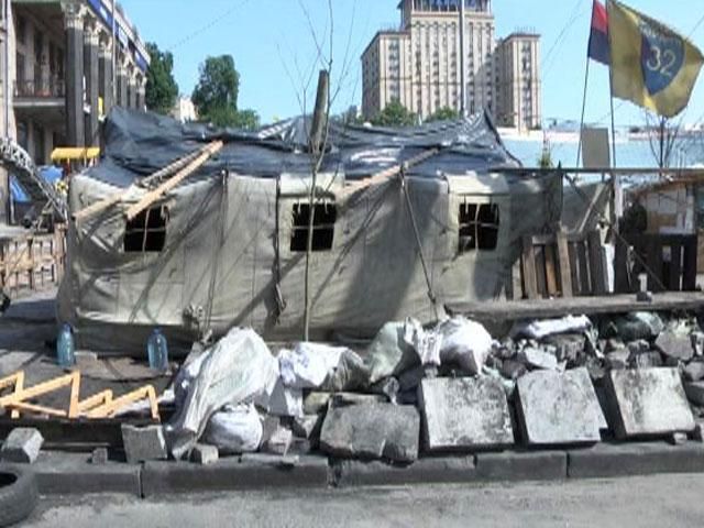 Сьогодні на Майдані приберуть барикади та намети
