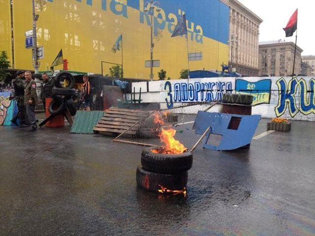 На Майдане снова зажгли шины (Фото)