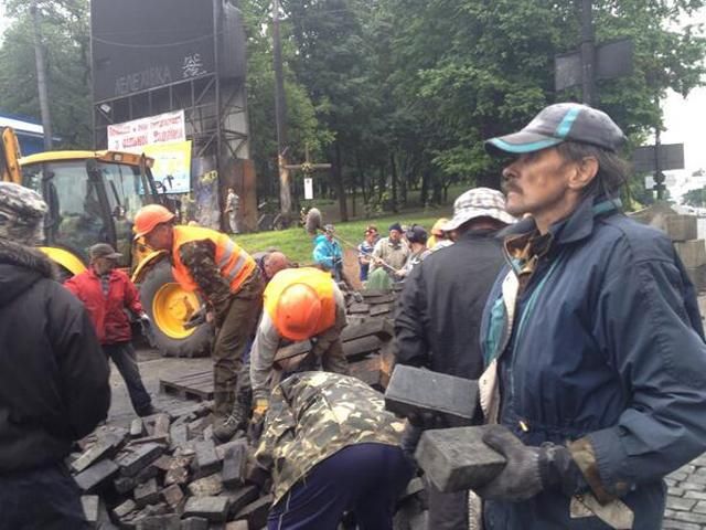 У Києві почали демонтаж барикади на вулиці Грушевського 