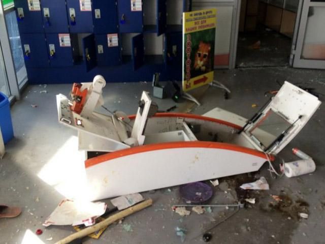 П’яні мародери ночують просто в пограбованому "Метро" у Донецьку П’яні мародери ночують просто в пограбованому "Метро" у Донецьку