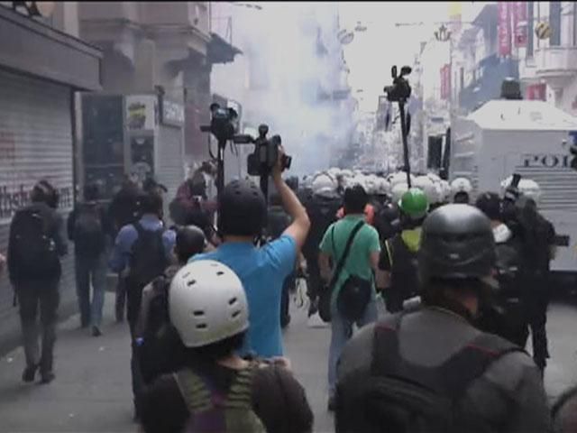 У Туреччині відбулися масові сутички між демонстрантами і правоохоронцями
