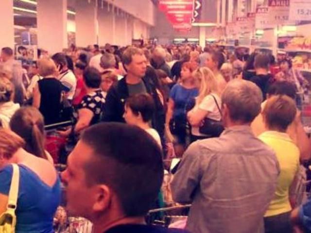 В крымских магазинах — невиданный ажиотаж из-за отмены гривни (Фото. Видео) В крымских магазинах — невиданный ажиотаж из-за отмены гривни (Фото. Видео)