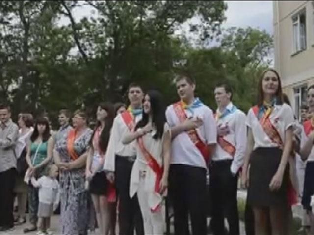 У Ялті, замість гімну Росії, випускники заспівали український гімн (Відео)