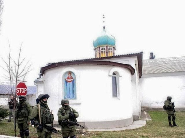 Озброєні казаки розтрощили храм Київського патріархату в Криму (Відео)