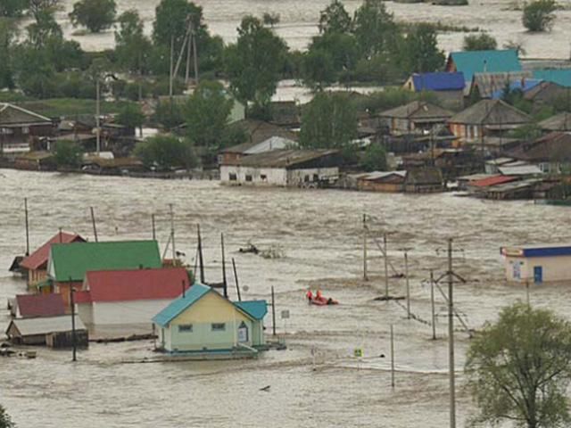 В России тысячи людей эвакуированы впоследствии наводнения в Сибири