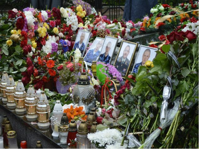 В Івано-Франківську попрощалися з військовими, які загинули під час АТО (Фото. Відео) В Івано-Франківську попрощалися з військовими, які загинули під час АТО (Фото. Відео)