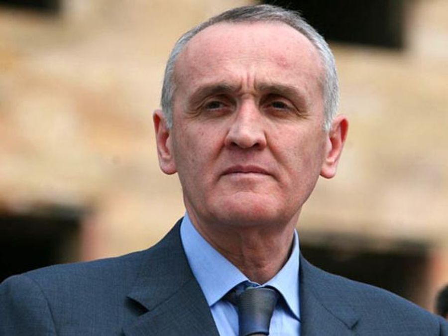 Президент Абхазії подав у відставку та передав "президентську печатку" Президент Абхазії подав у відставку та передав "президентську печатку"