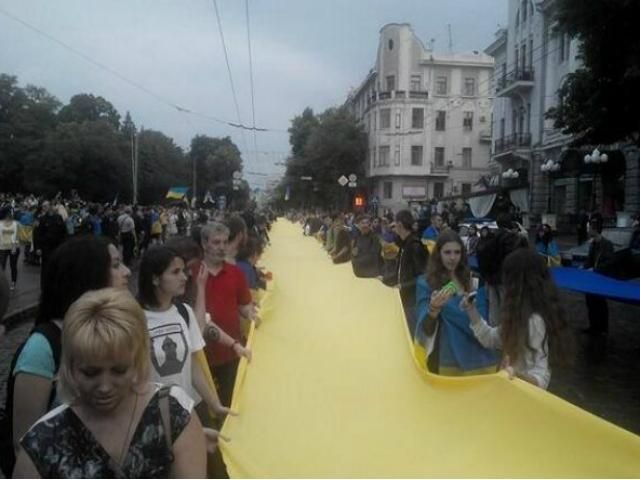 Харьковчане развернули 50-метровый флаг Украины (Фото)
