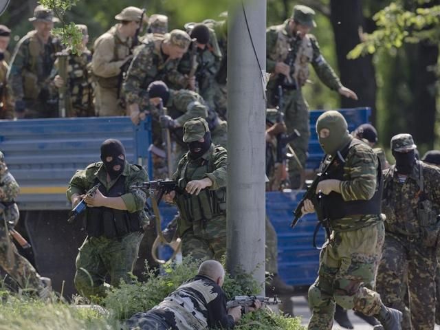 Терористи штурмують управління луганського прикордонного загону (Відео)