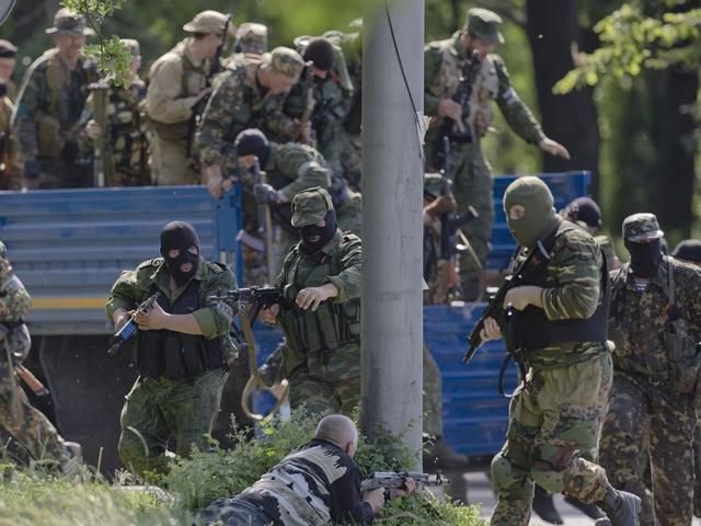 Террористы штурмуют Управление Луганского пограничного отряда (Видео)