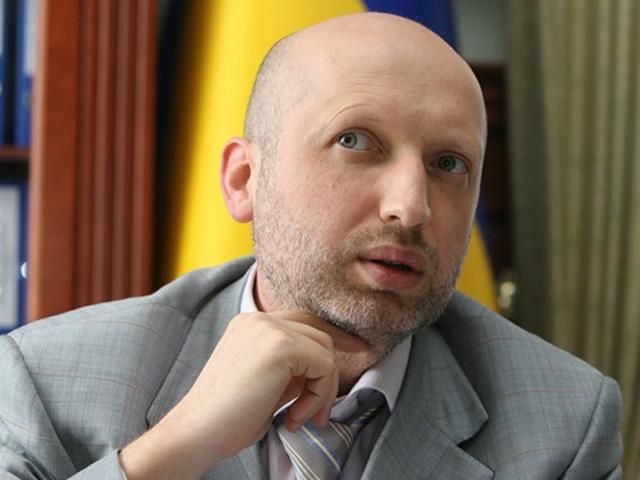 Турчинов спростував інформацію про припинення соцвиплат на Сході 